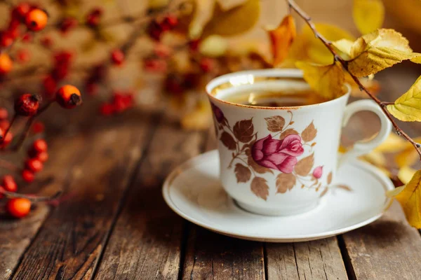 Té en el estilo rústico Chic. Fiesta del té. Té verde en una taza y — Foto de Stock