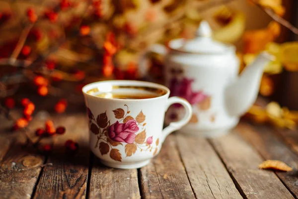Çay rustik şık tarzı. Çay partisi. Yeşil çay bir fincan ve uçan daire, çaydanlık, şekerlik, ayarı, sofra çay için. Çaydanlık sağlıklı bitkisel çay, kuru çiçekler. Çay tablo sonbahar dekorasyonu ile.