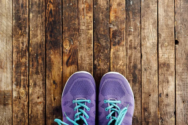 Vastgesteld voor sport op houten tafel, close-up. Touw en sneakers op t — Stockfoto