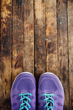  spor için ahşap masa, closeup ayarlayın. İp ve spor ayakkabı t