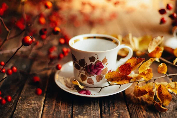 Çay rustik şık tarzı. Çay partisi. Yeşil çay bir fincan bir