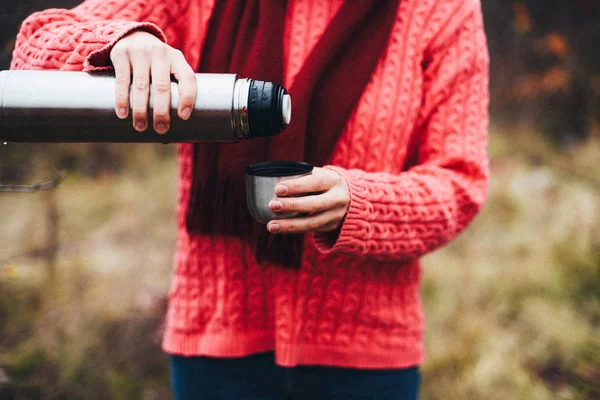 Viaggiatore ragazza versando il tè dalla tazza thermos, all'aperto. Giovane donna — Foto Stock