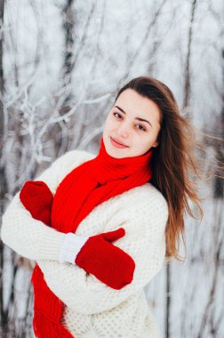 Kadın portre açık havada ciddi ifade. Dışarıda genç kadın