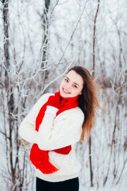 Kadın portre açık havada ciddi ifade. Dışarıda genç kadın