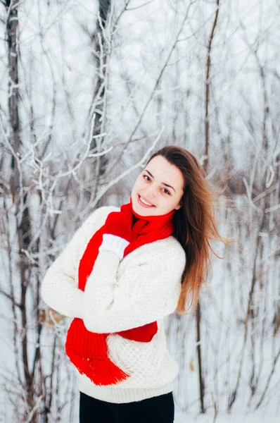 Kadın portre açık havada ciddi ifade. Dışarıda genç kadın