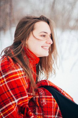 Kadın portre açık havada ciddi ifade. Dışarıda genç kadın