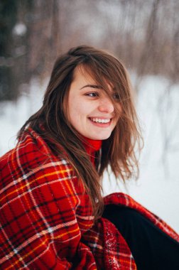 Kadın portre açık havada ciddi ifade. Dışarıda genç kadın