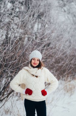 Kadın portre açık havada ciddi ifade. Dışarıda genç kadın