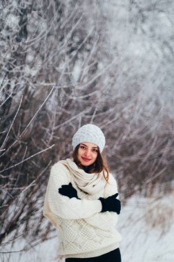 Kadın portre açık havada ciddi ifade. Dışarıda genç kadın