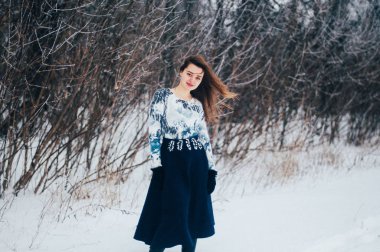 Kadın portre açık havada ciddi ifade. Dışarıda genç kadın