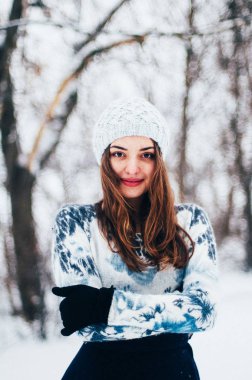 Kadın portre açık havada ciddi ifade. Dışarıda genç kadın