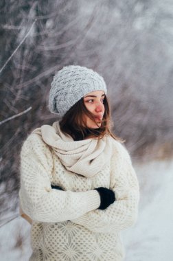 Kadın portre açık havada ciddi ifade. Dışarıda genç kadın