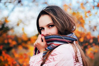 Closeup açık havada muhteşem genç beyaz bir kadın portresi. o