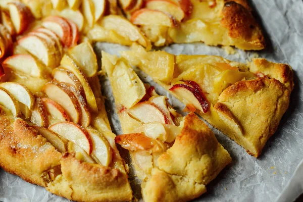 Zelfgemaakte organische Apple Pie Dessert klaar om te eten. Apple pie op ta — Stockfoto