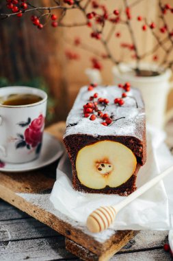 Rustik açık elma ve armut pasta rustik Tablo ayarı. Pişmiş pe