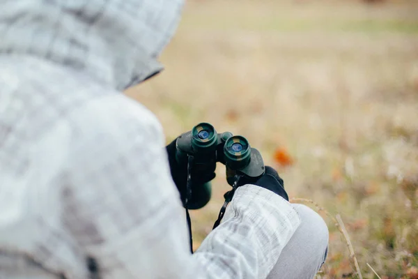 Fiatal nő nézegette az őszi természet távcső. Binoc — Stock Fotó