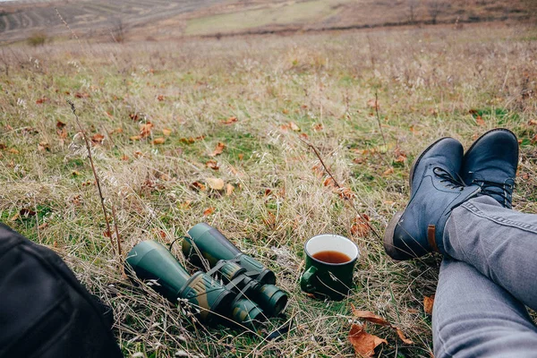 Mujer joven tomando té en una naturaleza otoñal. Binocular, viajero — Foto de Stock