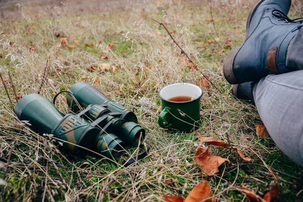 Mladá žena pít čaj na podzimní přírody. Binokulární, cestovatel — Stock fotografie