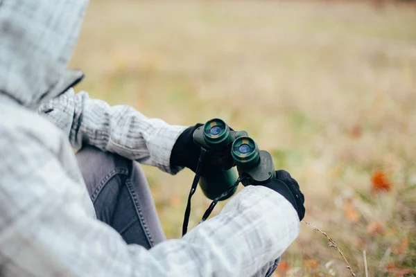 Mladá žena při pohledu dalekohledem na podzimní přírody. Binoc — Stock fotografie