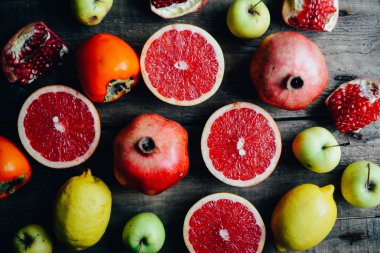 Farklı taze narenciye meyve sepeti ahşap arka plan üzerinde