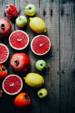 Farklı taze narenciye meyve sepeti ahşap arka plan üzerinde