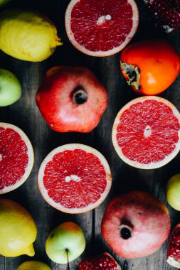 Farklı taze narenciye meyve sepeti ahşap arka plan üzerinde