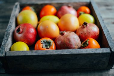 Farklı taze narenciye meyve sepeti ahşap arka plan üzerinde