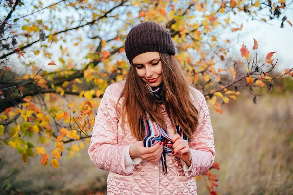 Primer plano al aire libre retrato de la hermosa joven mujer caucásica. o — Foto de Stock