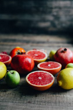 Farklı taze narenciye meyve sepeti ahşap arka plan üzerinde