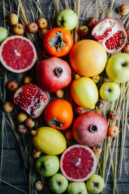 Farklı taze narenciye meyve sepeti ahşap arka plan üzerinde