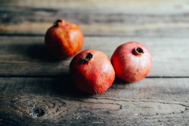 Taze kırmızı nar ve greyfurt ahşap arka plan üzerinde. Pom