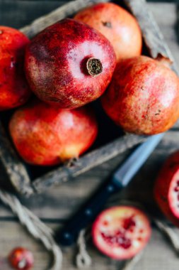 Olgun nar meyve ahşap antika arka plan üzerinde. Kırmızı suyu p
