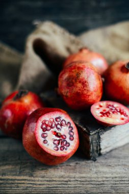 Olgun nar meyve ahşap antika arka plan üzerinde. Kırmızı suyu p