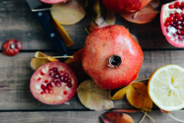 Olgun nar meyve ahşap antika arka plan üzerinde. Kırmızı suyu p