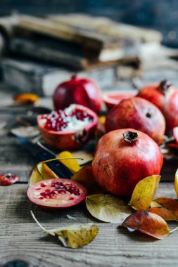 Olgun nar meyve ahşap antika arka plan üzerinde. Kırmızı suyu p