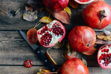 Olgun nar meyve ahşap antika arka plan üzerinde. Kırmızı suyu p