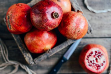 Olgun nar meyve ahşap antika arka plan üzerinde. Kırmızı suyu p