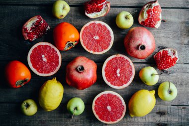 Farklı taze narenciye meyve sepeti ahşap arka plan üzerinde