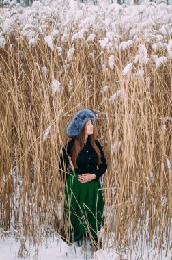 Kışın kar kucaklayan genç çekici kız. Kış portr