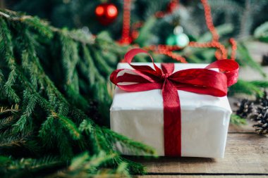 Tatil çekim sahne ve arka planlar çeşitli geniş dizi. Boşaltmak için reklamlar bir sürü. Noel üzerinde ahşap masa sunar. Hediyeler Noel temalı ambalaj kağıt sarılmış birkaç.