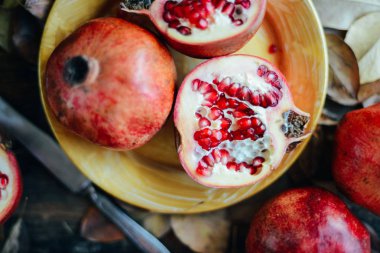 Olgun nar meyve ahşap antika arka plan üzerinde. Kırmızı suyu p