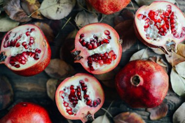 Olgun nar meyve ahşap antika arka plan üzerinde. Kırmızı suyu p