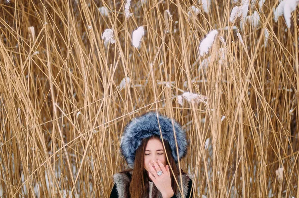 Fiatal, vonzó lány ölelni a hó a téli időszakban. Téli ábr — Stock Fotó