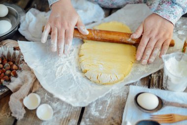 Ev yapımı ekmek yapma, zencefilli kurabiye yakın çekim. Xmas Kamil