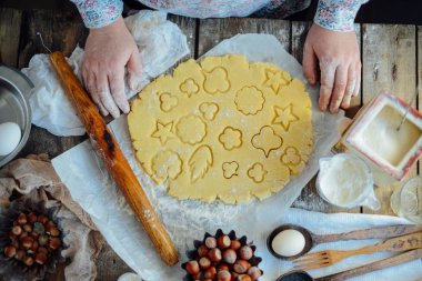 Ev yapımı ekmek yapma, zencefilli kurabiye yakın çekim. Xmas Kamil