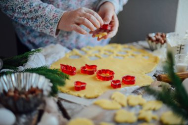 Ev yapımı ekmek yapma, zencefilli kurabiye yakın çekim. Xmas Kamil