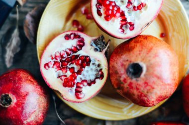 Olgun nar meyve ahşap antika arka plan üzerinde. Kırmızı suyu p