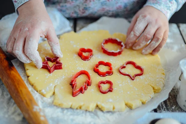 Fabricación de panadería casera, galletas de jengibre de cerca. dulce de Navidad — Foto de Stock