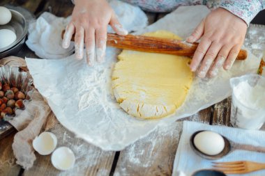 Ev yapımı ekmek yapma, zencefilli kurabiye yakın çekim. Xmas Kamil
