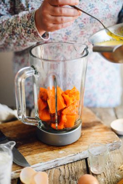 Hamur yoğurma baker görünümünü kapatın. Ev yapımı ekmek. Eller öncesi